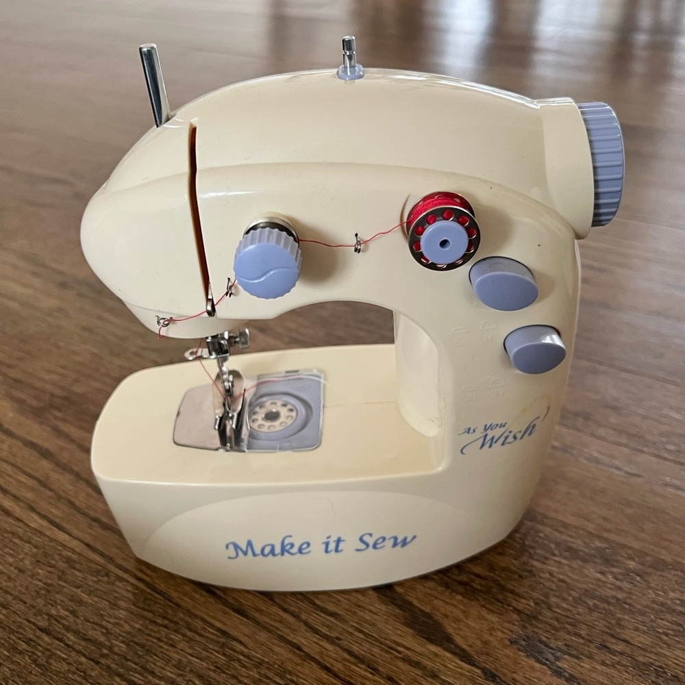 Make it Sew Mini Sewing Machine